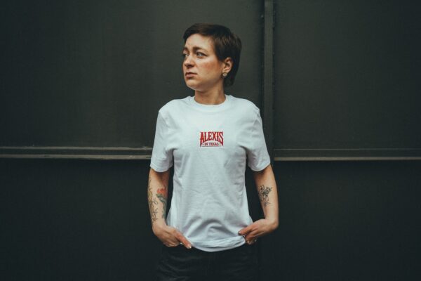 Alexis in Texas Premium Shirt – Weiß, Unisex (Größe S) mit Stick & Siebdruck